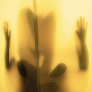 Beyaz bir odada bir kadının gölgesi, silueti, stüdyoda, soyut figürlü bir kadın. Sanat, sanat konsepti