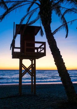 Akşamları sahilde ahşap çerçeveli ahşap kule. 