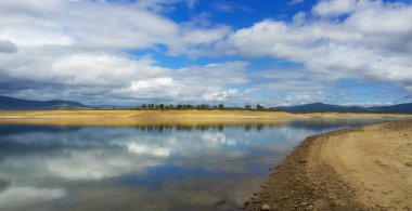 Caceres, İspanya 'daki Gabriel y Galan rezervuarının manzarası