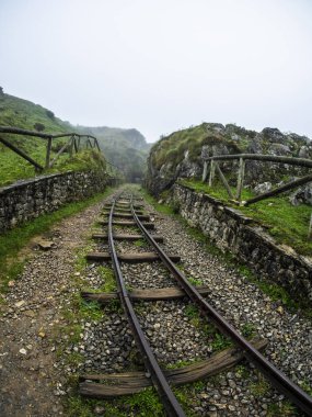 İspanya 'nın Asturias kentindeki Picos de Europa dağlarında terk edilmiş bir madende raylar..
