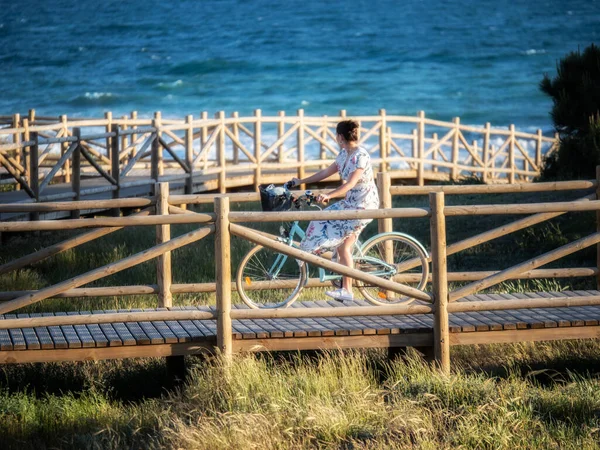 Μια Νεαρή Γυναίκα Ποδήλατο Στην Παραλία — Φωτογραφία Αρχείου