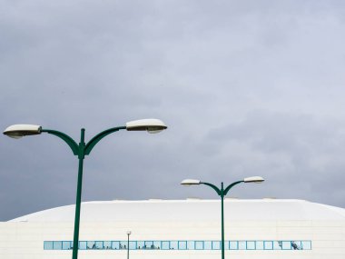 Beyaz ve mavi gökyüzü olan stadyum