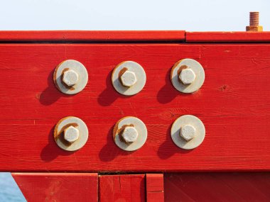 Kırmızı tahta bir köprüde vidalar