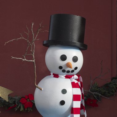 Kırmızı Noel süslemeli kardan adam