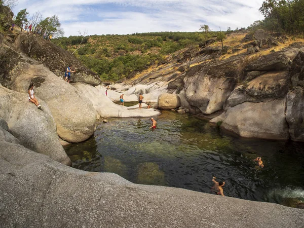 Los Pilones, Caceres, İspanya. Eylül 2022. Turistler, İspanya 'nın Caceres kentinden geçen Jerte nehrinin doğal havuzunda banyo yapıyorlar..