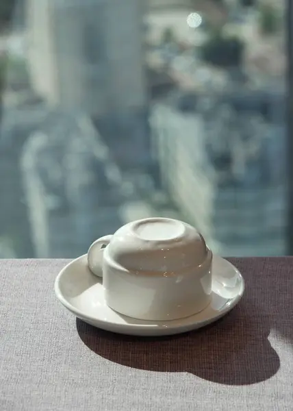 Tasse Mit Weißer Untertasse Auf Dem Tisch — Stockfoto