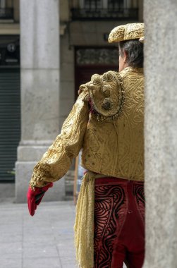 Madrid, İspanya. 11/22/2017. İspanyol başkenti Madrid 'in sokaklarında boğa güreşçisi gibi giyinmiş sokak pandomimcisi.