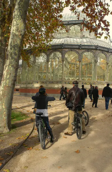 Madrid Spanien 2017 Turister Framför Det Berömda Glaspalatset Stadsdelen Retiro — Stockfoto