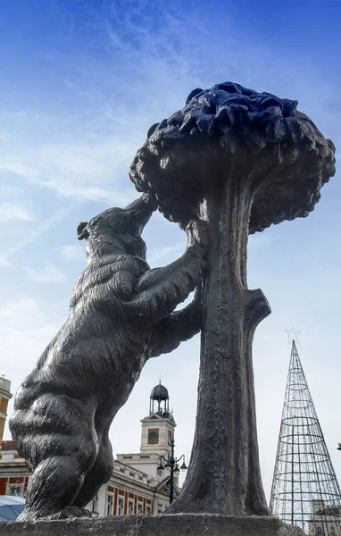 Madryt Hiszpania 2017 Słynna Rzeźba Niedźwiedziem Symbolem Drzewa Truskawkowego Stolicy — Zdjęcie stockowe