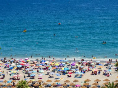 Nerja, Malaga, İspanya. 08/08/2023. Nerja, Malaga 'da plajlar turistlerle dolu..