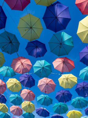 Parkta renkli şemsiyeler