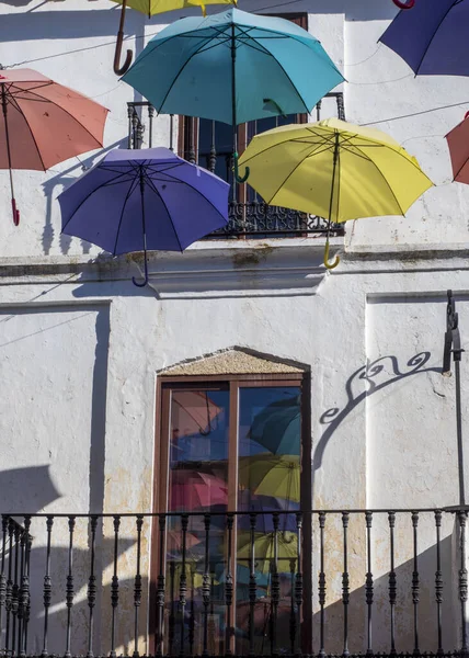 말파리다 스페인의 스페인 마을에서 다채로운 우산으로 — 스톡 사진