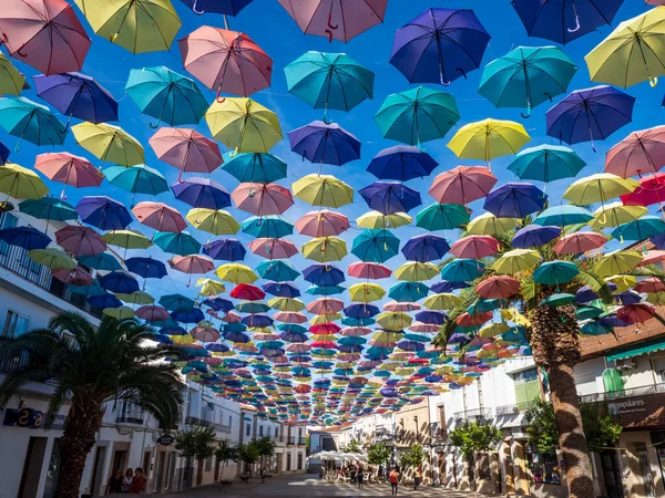 İspanya 'nın Caceres bölgesindeki Malpartida şehrinin caddesinde renkli şemsiyeler. İspanya.