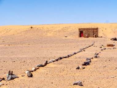 Fas, Afrika 'daki Sahara Çölü' ndeki kum tepelerinden manzara