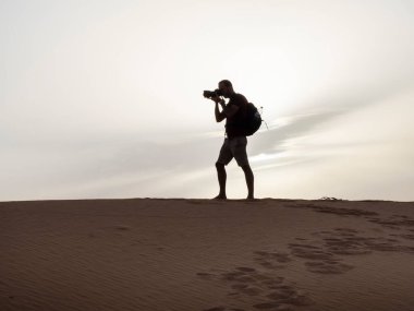 Fotoğrafçı Sahra Çölü, Fas 'ta kamerayla fotoğraf çekiyor.