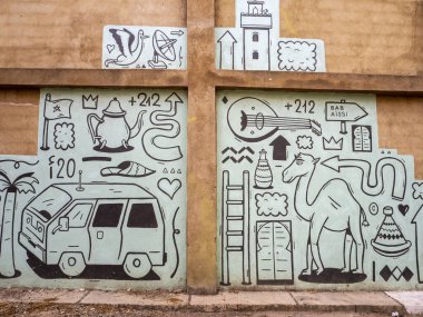Fas 'ın eski kasabasının duvarına grafiti yapılmış.