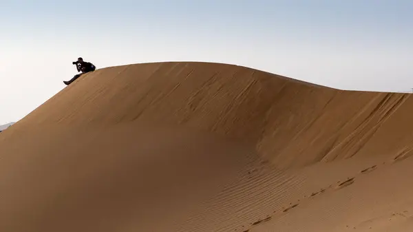 モロッコのサハラ砂漠でカメラで撮影した写真家 — ストック写真