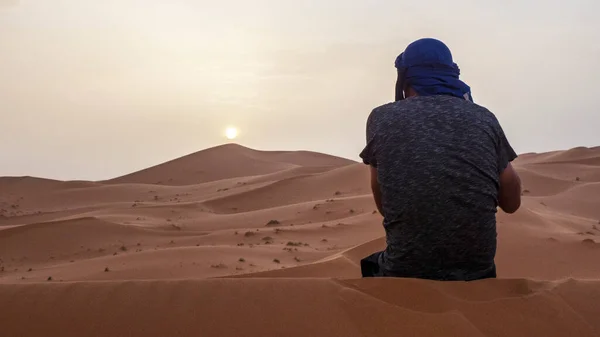 Photographe Prenant Des Photos Avec Appareil Photo Dans Désert Sahara — Photo
