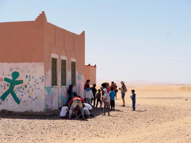 Merzouga, Fas. Eylül 2021. Okuldaki çocuklar Fas 'ın Sahra Çölü' nde.