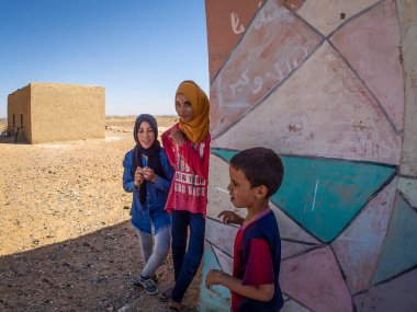 Merzouga, Fas. Eylül 2021. Okuldaki çocuklar Fas 'ın Sahra Çölü' nde.