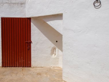 Geleneksel bir arenanın duvarındaki kırmızı kapı.