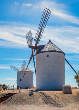 Don quixote de la mancha yolunda geleneksel yel değirmenleri