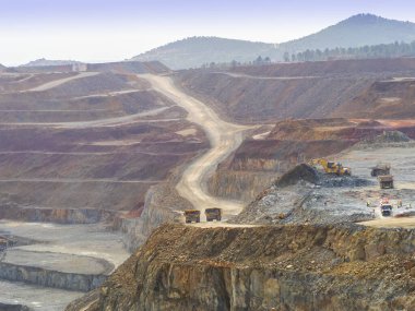 Madencilik ve ağır sanayi ile dolu bir maden ocağı