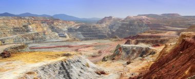 Eski bir kömür madeninin açık çukurunda