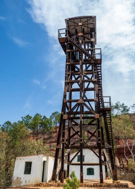 Eski bir madenin kalıntıları.