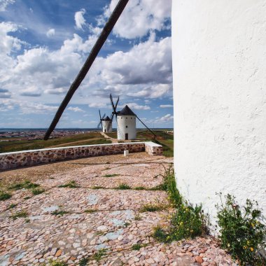 Don Kişot 'un rotasındaki geleneksel yel değirmenleri La Mancha, İspanya topraklarından geçiyor..