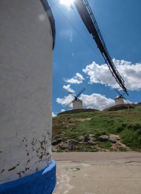 Don Kişot 'un rotasındaki geleneksel yel değirmenleri La Mancha, İspanya topraklarından geçiyor..