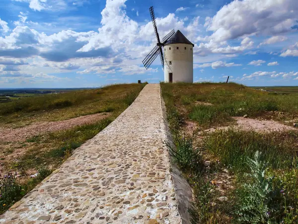 Don Kişot 'un rotasındaki geleneksel yel değirmenleri La Mancha, İspanya topraklarından geçiyor..