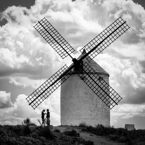 Couple Love Next Traditional Windmills Route Don Quixote Lands Mancha — Stock Photo, Image