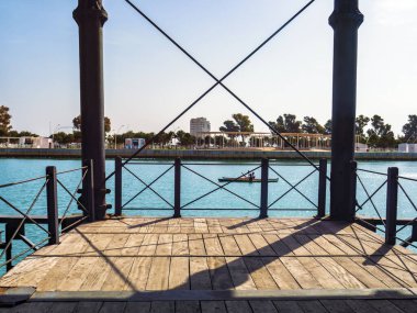 Tinto rıhtımının metal yapısı gün batımında Huelva, İspanya