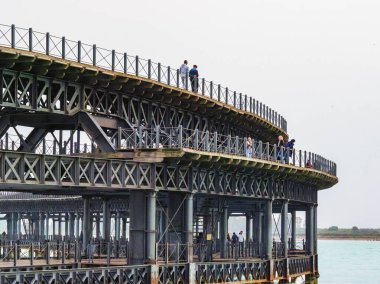 Huelva, İspanya. Mayıs 2022. Huelva, İspanya 'daki Tinto iskelesinin metal yapısı.