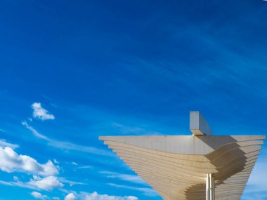 Malaga, İspanya limanlarından birinde çimento pergola.