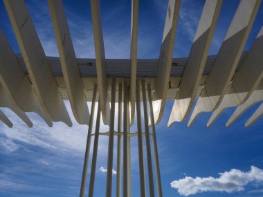 Malaga, İspanya limanlarından birinde çimento pergola.