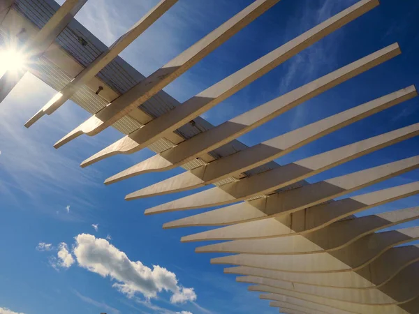 Malaga, İspanya limanlarından birinde çimento pergola.