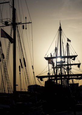 Gemi İspanya 'nın Malaga limanlarından birinde rıhtıma yanaştı.