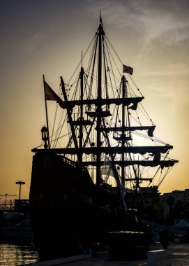 Gemi İspanya 'nın Malaga limanlarından birinde rıhtıma yanaştı.