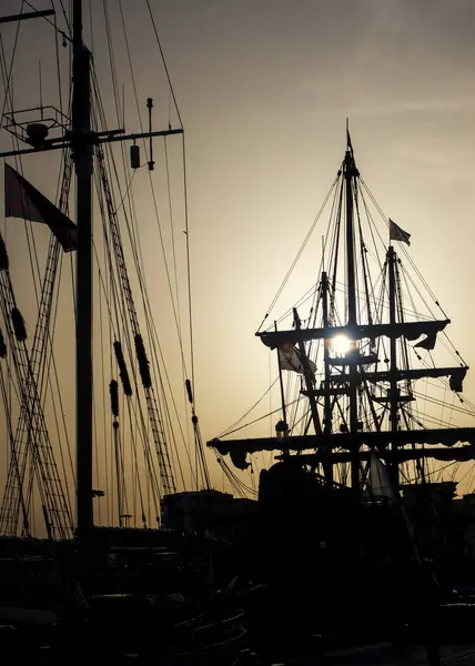 Gemi İspanya 'nın Malaga limanlarından birinde rıhtıma yanaştı.