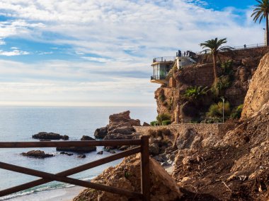Nerja, Malaga, İspanya. 12/06/2022. İspanya 'nın Nerja kıyısındaki kayalıklarda bulunan ünlü Europa balkonu..