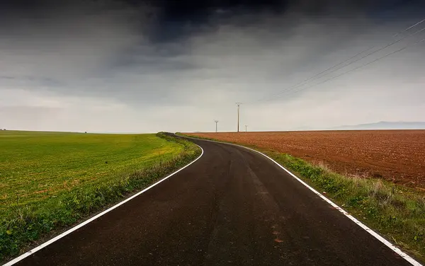 Kırsalda yol, sonbahar manzarası.