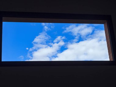 Mavi gökyüzü olan pencere