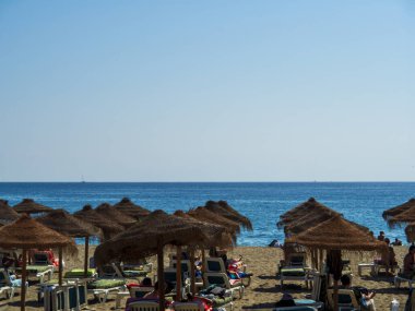 İnsanlar plajda dinleniyor.