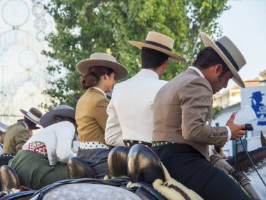 10/12/2023. Fuengirola, Endülüs, İspanya. Fuengirola Fuarı 2023 kutlamaları sırasında tipik Endülüs kostümü giymiş atlılar..