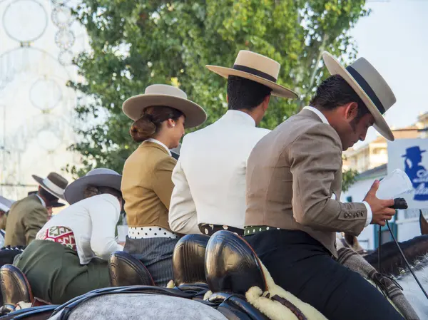 10/12/2023. Fuengirola, Endülüs, İspanya. Fuengirola Fuarı 2023 kutlamaları sırasında tipik Endülüs kostümü giymiş atlılar..