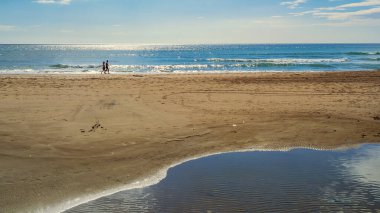 İspanya 'da sahilde bir çift