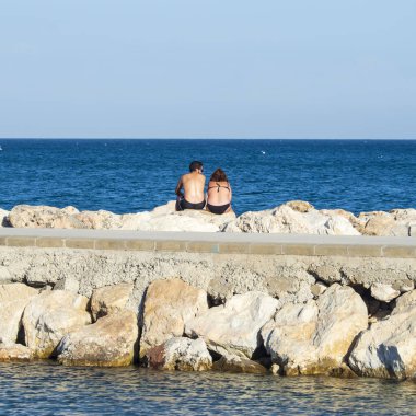 Fuengirola, Malaga, İspanya. 09/17/2021. Turistler yazın Fuengirola sahilinin tadını çıkarıyorlar.