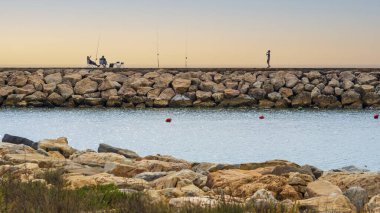 Deniz ve büyük bir iskele.